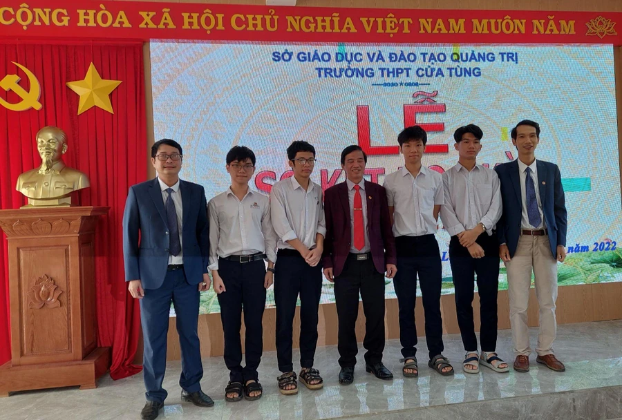 Em Trần Chí Kiên (thứ 2 từ phải sang) là một trong những tấm gương tiêu biểu về học tập của Trường THPT Cửa Tùng.