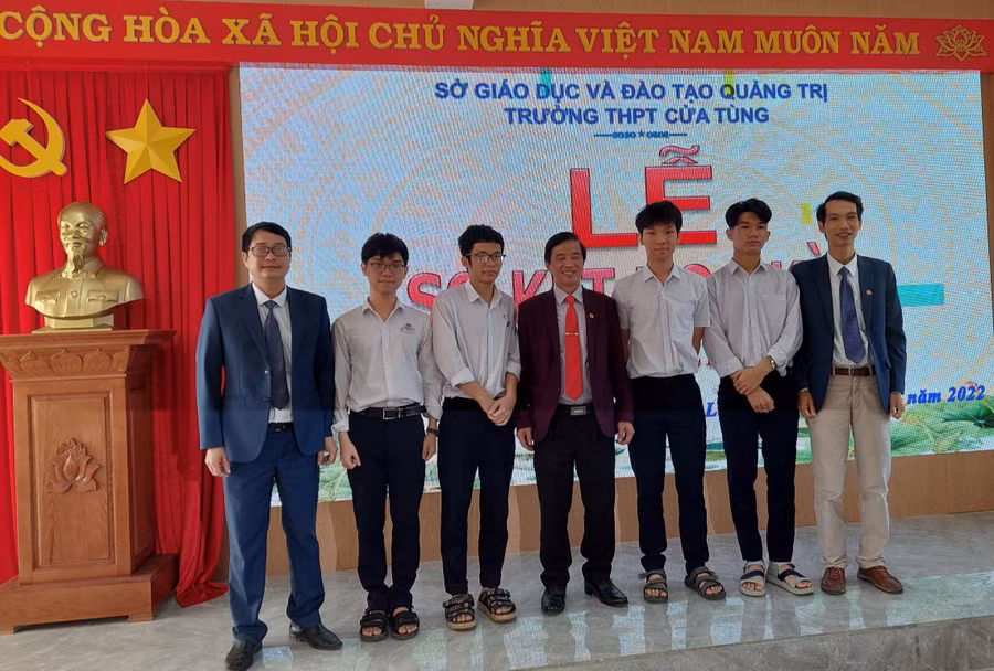 Em Trần Chí Kiên (thứ 2 từ phải sang) là một trong những tấm gương tiêu biểu về học tập của Trường THPT Cửa Tùng.