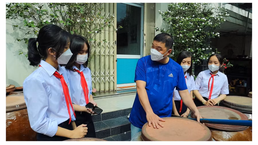 Học sinh tham gia những tiết học trải nghiệm thực tế ở làng nước mắm Nam Ô (phường Hòa Hiệp Bắc, quận Liên Chiểu, TP Đà Nẵng).