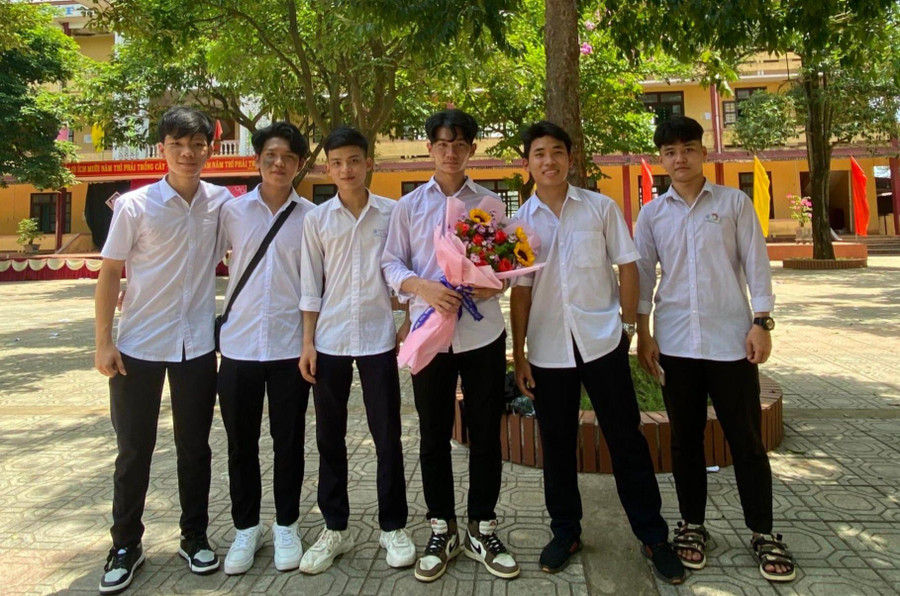 Em Trần Chí Kiên (cầm hoa) và các bạn cùng lớp.