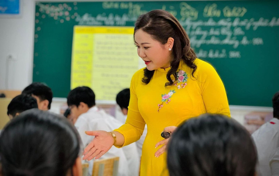 Cô giáo Phạm Tường Vân và học trò. Ảnh: Lan Anh Cô giáo Phạm Tường Vân và học trò. Ảnh: Lan Anh