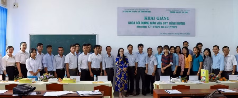Cán bộ, giáo viên tỉnh Trà Vinh tham gia lớp bồi dưỡng giảng dạy tiếng Khmer. Ảnh: TG