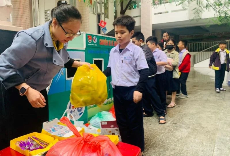 Học sinh Trường Tiểu học Lê Lai (quận Hải Châu, TP Đà Nẵng) tham gia chương trình Chuyến xe kế hoạch nhỏ, phân loại rác thải, gây quỹ giúp bạn. Ảnh: PV