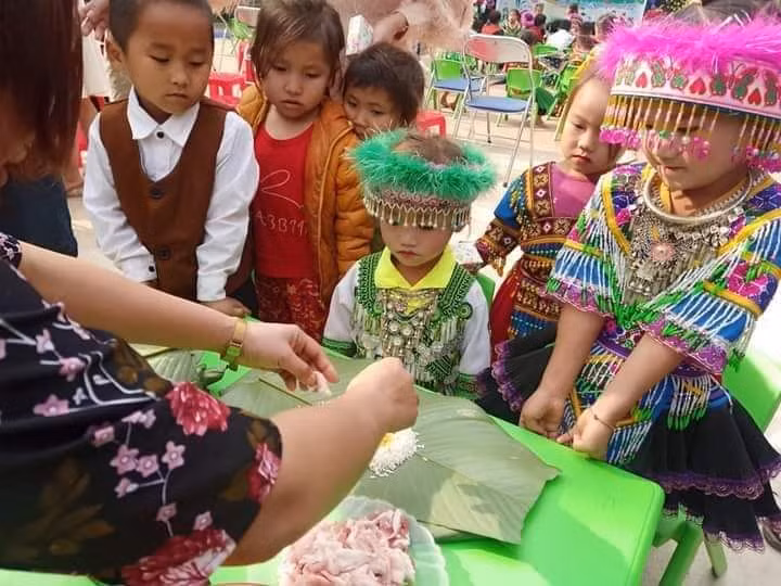 Hướng dẫn học sinh cách thức làm bánh. Ảnh tư liệu: NVCC