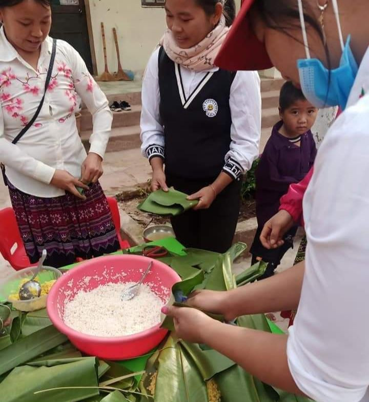 Cả cô giáo và phụ huynh hào hứng tham gia gói bánh chưng. Ảnh tư liệu: NVCC