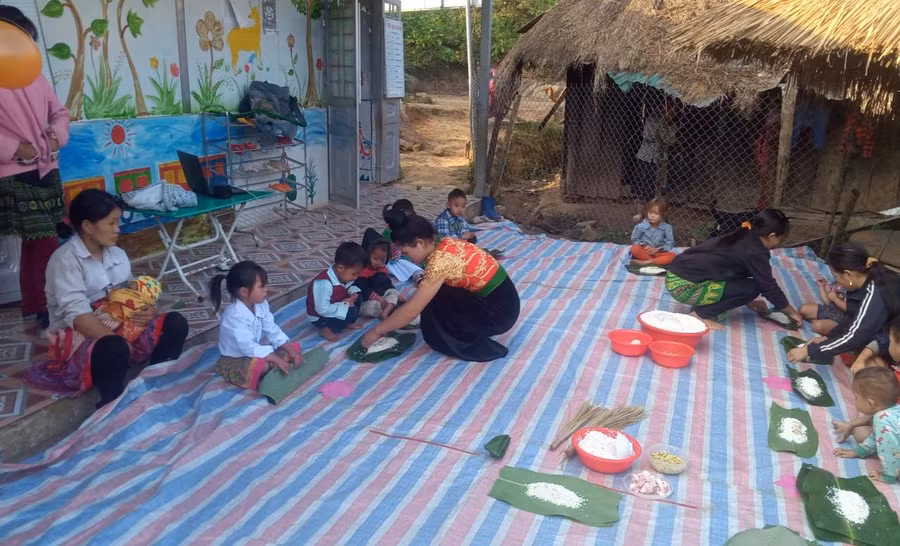 Cô trò điểm trường Nậm Chua 1, nhóm 5 (Trường Mầm non Nậm Nhừ) chung tay làm bánh chưng xanh. Ảnh tư liệu: NVCC