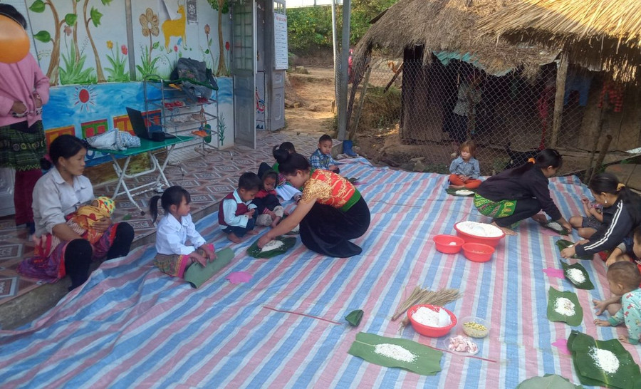 Cô trò điểm trường Nậm Chua 1, nhóm 5 (Trường Mầm non Nậm Nhừ) chung tay làm bánh chưng xanh. Ảnh tư liệu: NVCC