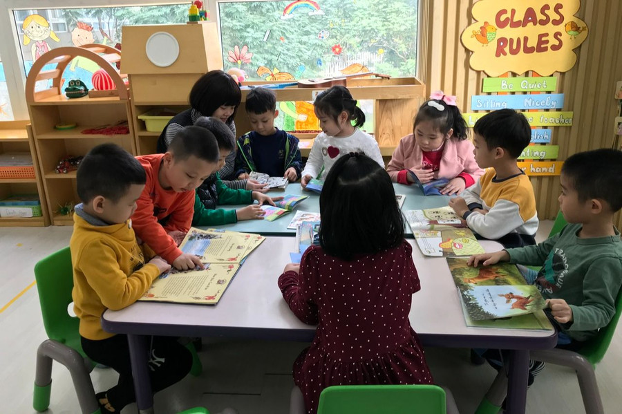 Trẻ làm quen với ứng dụng công nghệ tại Trường Mầm non STEAMe Garten. Ảnh: TG Trẻ làm quen với ứng dụng công nghệ tại Trường Mầm non STEAMe Garten. Ảnh: TG