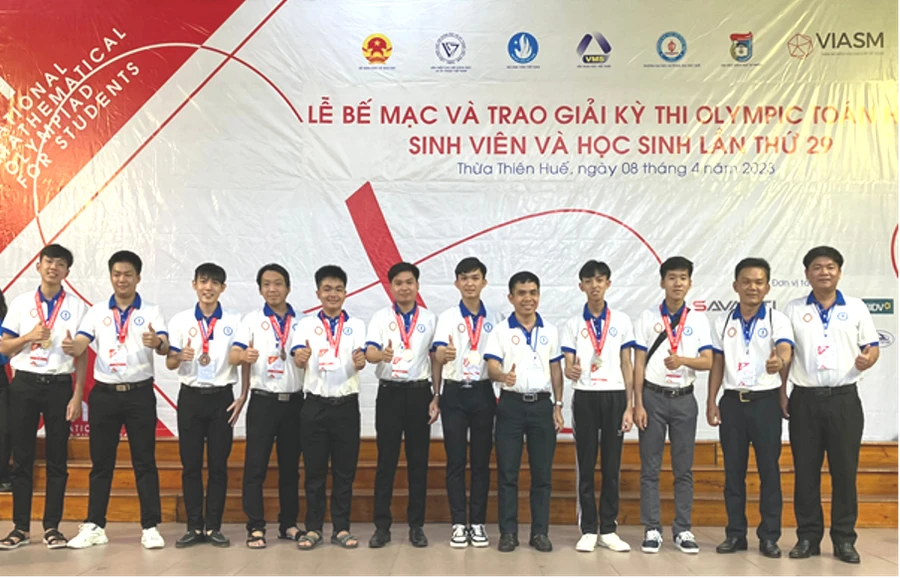 Đội tuyển Olympic Toán học Trường ĐH Đồng Tháp tham dự kỳ thi.