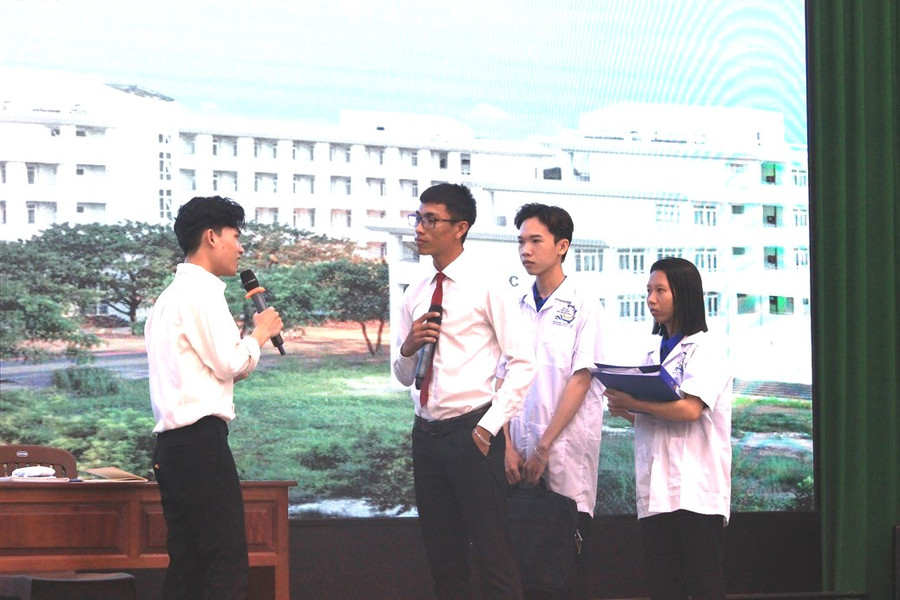 Đội Khoa Tài nguyên - Môi trường thể hiện phần thi tiểu phẩm. Đội Khoa Tài nguyên - Môi trường thể hiện phần thi tiểu phẩm.