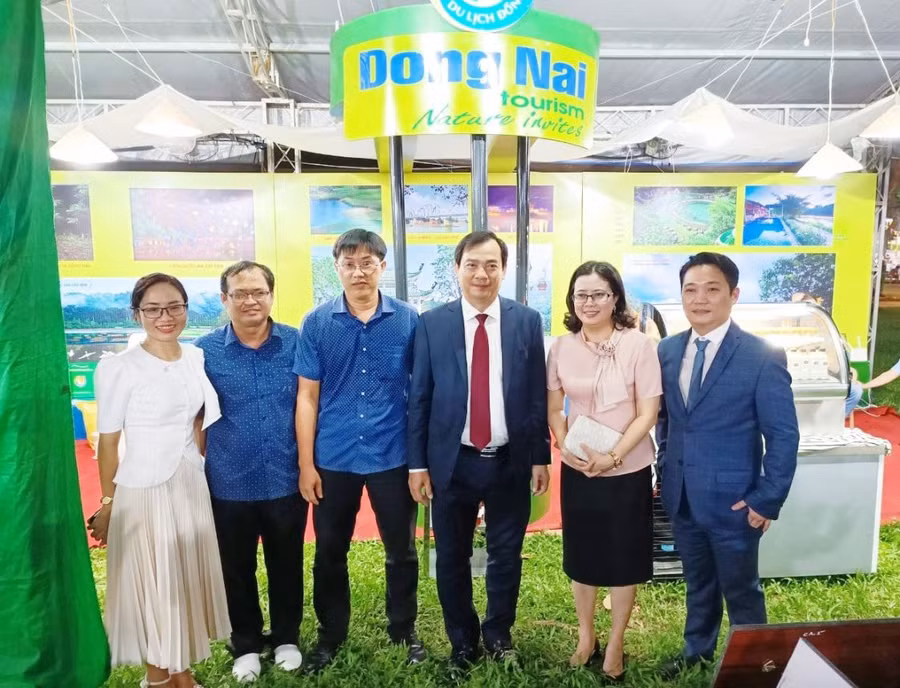 Các đại biểu tham quan các gian hàng tại Ngày hội Du lịch TP Hồ Chí Minh 2022. Ảnh: Thanh Vy.