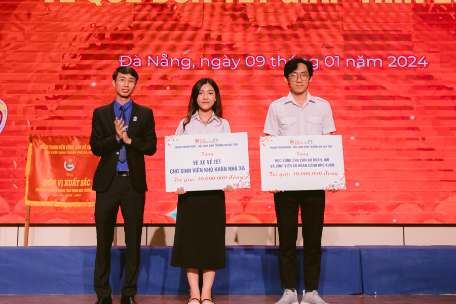 Tiếp nhận hỗ trợ Chương trình tặng vé xe về Tết cho sinh viên khó khăn nhà xa của Trường ĐH Duy Tân. Tiếp nhận hỗ trợ Chương trình tặng vé xe về Tết cho sinh viên khó khăn nhà xa của Trường ĐH Duy Tân.