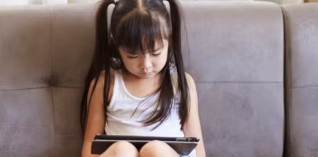 Vao phong chuc con ngu ngon, me bang hoang phat hien nhung gi con xem trong Ipad - Anh 1