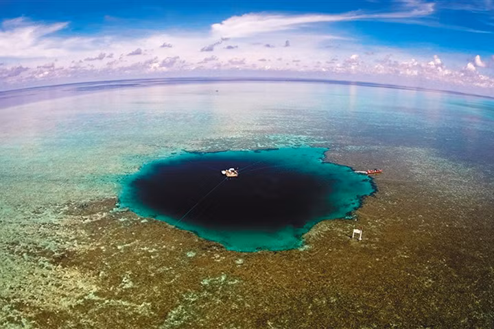 Hố xanh sâu nhất thế giới ở biển Đông. Ảnh: Getty