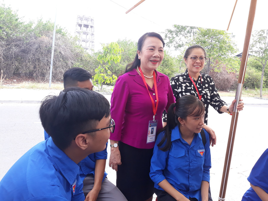 Thứ trưởng Nguyễn Thị Nghĩa thăm hỏi, động viên đội thanh niên tình nguyện tiếp sức mùa thi tại điểm thi trường THPT Nguyễn Trãi Thứ trưởng Nguyễn Thị Nghĩa thăm hỏi, động viên đội thanh niên tình nguyện tiếp sức mùa thi tại điểm thi trường THPT Nguyễn Trãi