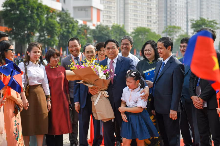 Thủ tướng Phạm Minh Chính, Bộ trưởng Bộ GD&ĐT Nguyễn Kim Sơn, Thứ trưởng Bộ GD&ĐT Ngô Thị Minh và các đại biểu đến dự Lễ phát động Phong trào “Cả nước thi đua xây dựng xã hội học tập, đẩy mạnh học tập suốt đời giai đoạn 2023 - 2030”.