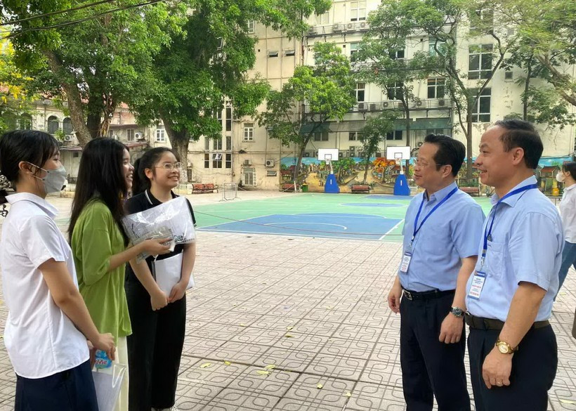 Giám đốc Sở GD&ĐT Hà Nội động viên thí sinh trước giờ thi tại điểm thi Trường THPT Việt Đức (quận Hoàn Kiếm). Ảnh: Vân Anh. Giám đốc Sở GD&ĐT Hà Nội động viên thí sinh trước giờ thi tại điểm thi Trường THPT Việt Đức (quận Hoàn Kiếm). Ảnh: Vân Anh.