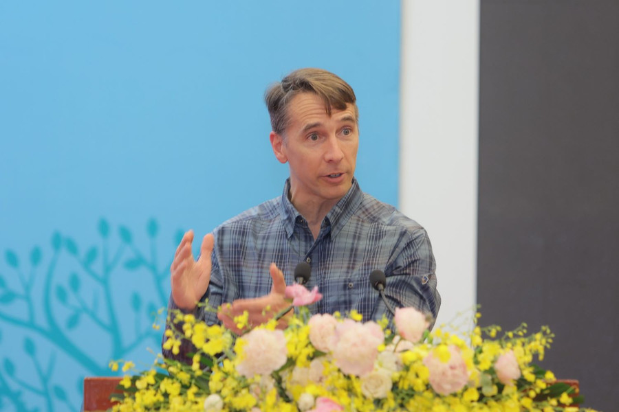 Ông Richard Rusczyk, người sáng lập AoPS phát biểu tại lễ khai giảng. Ông Richard Rusczyk, người sáng lập AoPS phát biểu tại lễ khai giảng.