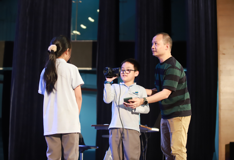 Học sinh được nhà báo, đạo diễn Lại Bắc Hải Đăng hướng dẫn trong quá trình sáng tạo nội dung.