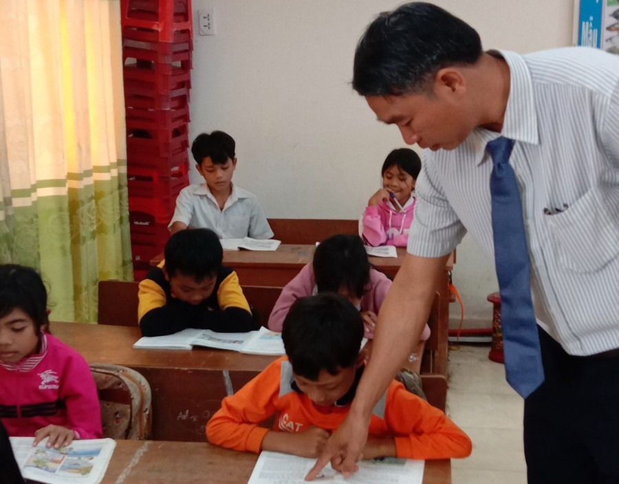 Thầy Ksor Y Chét luôn sát sao đến từng học trò. Thầy Ksor Y Chét luôn sát sao đến từng học trò.