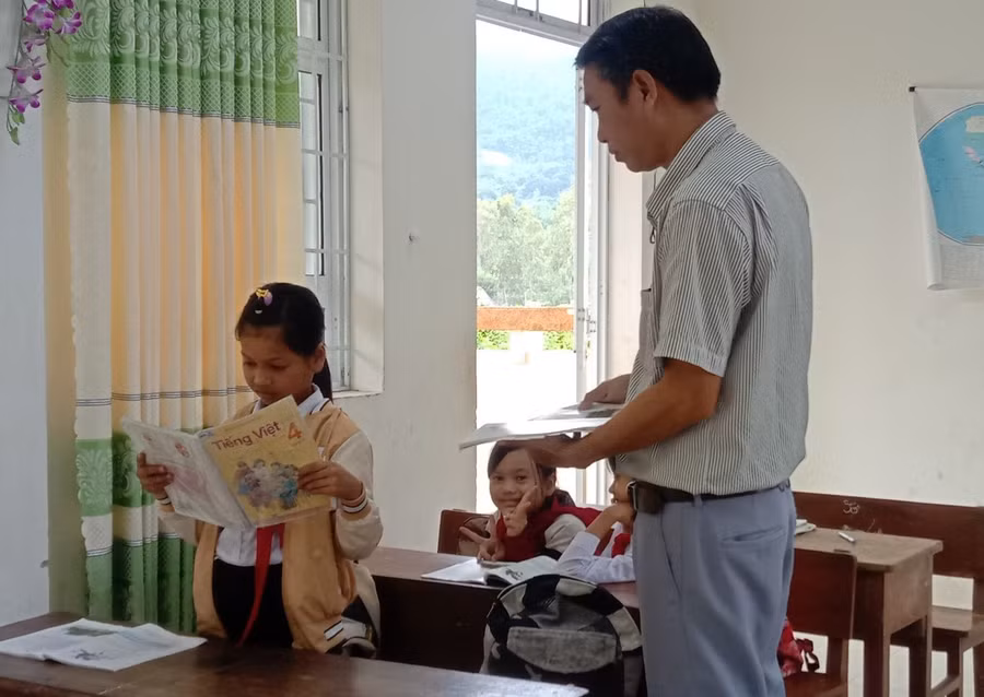 Thầy Ksơr Y Chét hướng dẫn học sinh đọc, sữa lỗi phát âm.