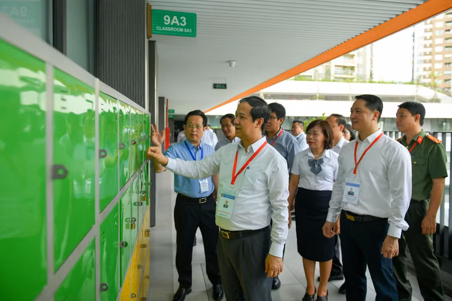 Bộ trưởng Nguyễn Kim Sơn và đoàn công tác kiểm tra công tác chuẩn bị thi tốt nghiệp THPT tại Điểm thi Trường THCS Trần Duy Hưng - Cầu Giấy.