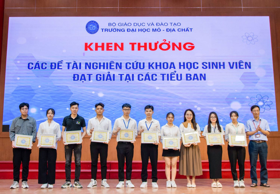 PGS.TS Đỗ Ngọc Anh - Trưởng phòng Khoa học công nghệ trao thưởng cho sinh viên đạt thành tích cao tại các tiểu ban chuyên môn Hội nghị Nghiên cứu khoa học sinh viên năm 2023. PGS.TS Đỗ Ngọc Anh - Trưởng phòng Khoa học công nghệ trao thưởng cho sinh viên đạt thành tích cao tại các tiểu ban chuyên môn Hội nghị Nghiên cứu khoa học sinh viên năm 2023.