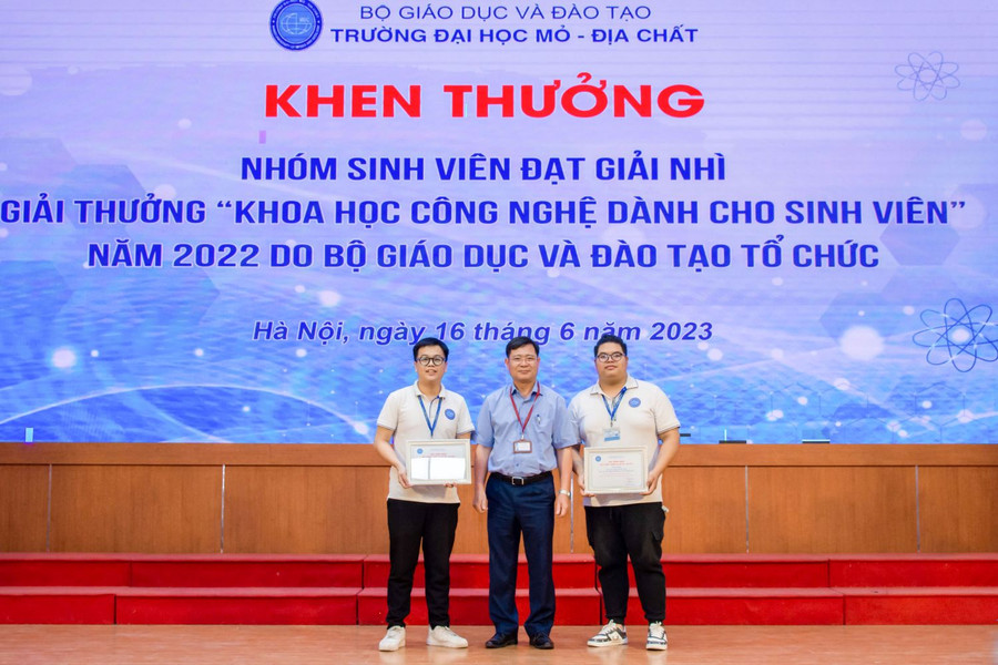GS.TS Trần Thanh Hải - Hiệu trưởng Trường ĐH Mỏ - Địa chất trao phần thưởng cho nhóm sinh viên đạt giải nghiên cứu khoa học sinh viên cấp Bộ. GS.TS Trần Thanh Hải - Hiệu trưởng Trường ĐH Mỏ - Địa chất trao phần thưởng cho nhóm sinh viên đạt giải nghiên cứu khoa học sinh viên cấp Bộ.
