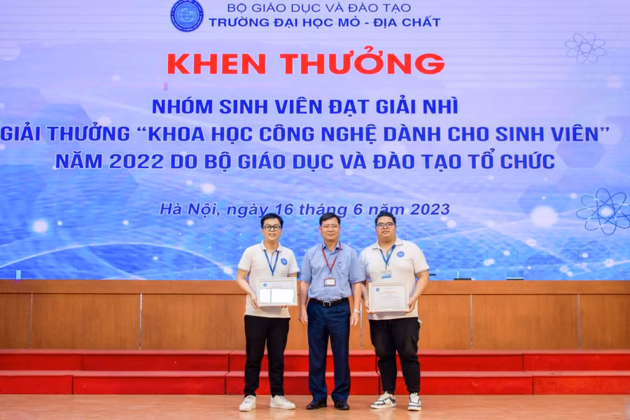 GS.TS Trần Thanh Hải - Hiệu trưởng Trường ĐH Mỏ - Địa chất trao phần thưởng cho nhóm sinh viên đạt giải nghiên cứu khoa học sinh viên cấp Bộ.