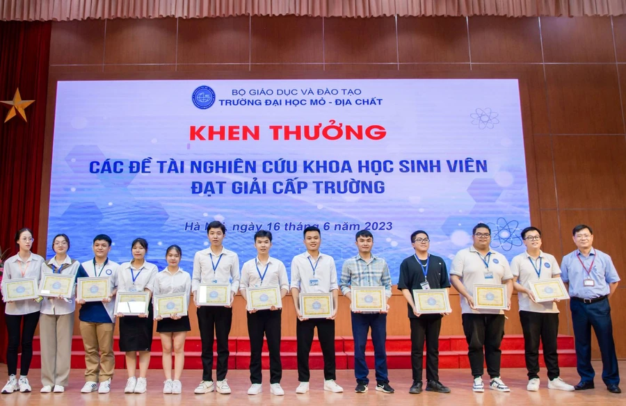 GS.TS Trần Thanh Hải - Hiệu trưởng Trường ĐH Mỏ - Địa chất trao giải nhất, nhì, ba Hội nghị Nghiên cứu khoa học sinh viên năm 2023.