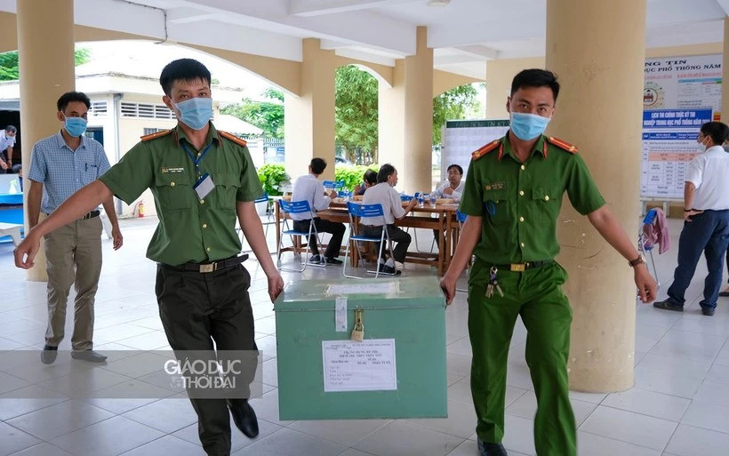 Lực lượng công an áp tải thùng chứa đề thi vào điểm thi. Ảnh: Quốc Ngữ, Trường Tiến.