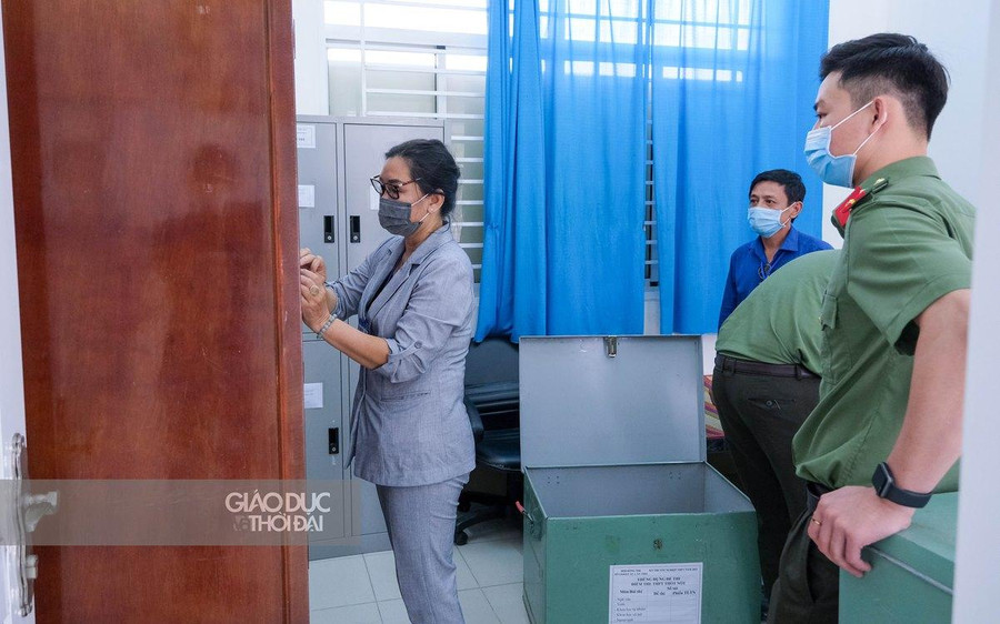 Đề thi được bàn giao dưới sự chứng kiến của lực lượng Công an, Thanh tra, BCĐ thi... sau đó được khóa chặt, niêm phong kỹ lưỡng. Ảnh: Quốc Ngữ, Trường Tiến. Đề thi được bàn giao dưới sự chứng kiến của lực lượng Công an, Thanh tra, BCĐ thi... sau đó được khóa chặt, niêm phong kỹ lưỡng. Ảnh: Quốc Ngữ, Trường Tiến.