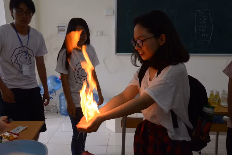 Thử làm thí nghiệm khoa học