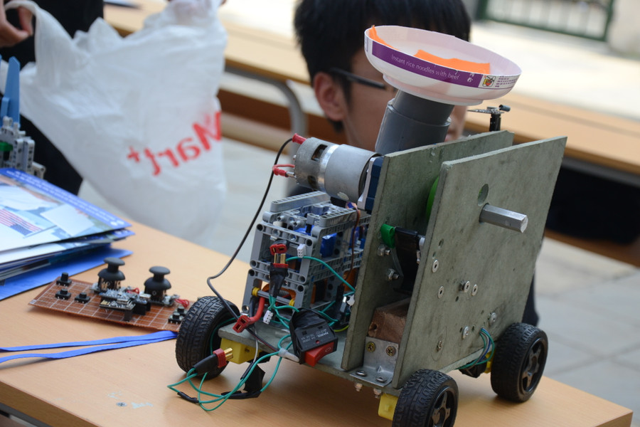 Robot có thể đi theo một đường kẻ đen đã vẽ trước, đến từ CLB GreenAms Robotics