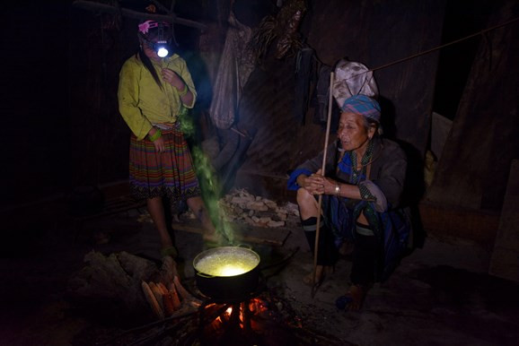 Con bé Chang Thị Pàng nghỉ học ở nhà nấu cơm, trông bà, trông em. Con bé Chang Thị Pàng nghỉ học ở nhà nấu cơm, trông bà, trông em.