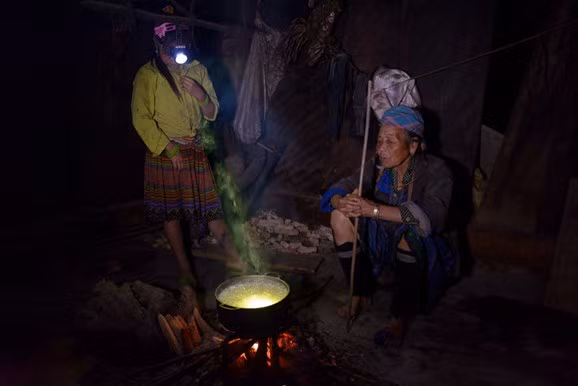 Con bé Chang Thị Pàng nghỉ học ở nhà nấu cơm, trông bà, trông em.