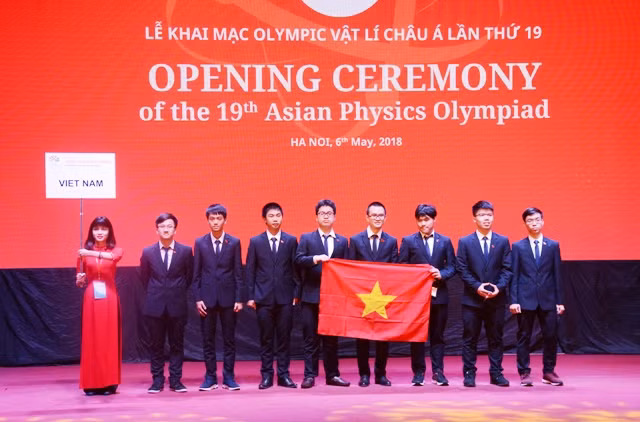 Đoàn Việt Nam tham dự APhO 2018