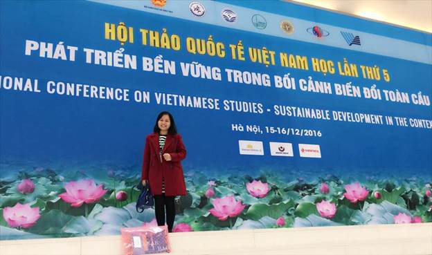 Giảng viên Lê Thùy Vinh tại hội thảo quốc tế Việt Nam học lần thứ 5