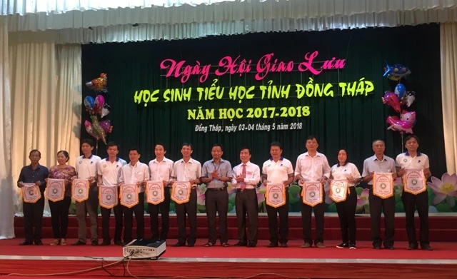 Ông Nguyễn Minh Tâm Phó Giám đốc Sở GD&ĐT và Ông Võ Chí Hữu Phó Bí thư Đoàn TNCS HCM tặng cờ lưu niệm cho các đơn vị tại Lễ Khai mạc.