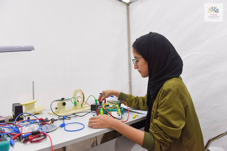 Chủ đề của bài thi năm nay là “Hiệu ứng điện trở khổng lồ GMR kiểu van spin” Chủ đề của bài thi năm nay là “Hiệu ứng điện trở khổng lồ GMR kiểu van spin”