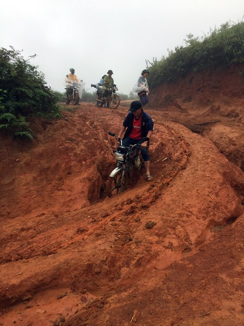 Con đường mà ngay cả những thanh niên khỏe mạnh cũng phải oằn mình mới có thể vượt qua. Con đường mà ngay cả những thanh niên khỏe mạnh cũng phải oằn mình mới có thể vượt qua.