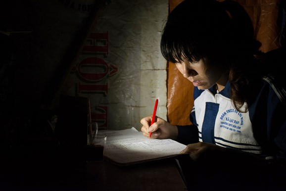 Cô Nhung soạn bài dưới ánh sáng của chiếc điện thoại di động.