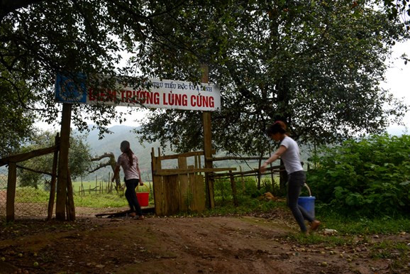 Để có nước sinh hoạt, các cô phải dậy sớm ra suối xách nước.