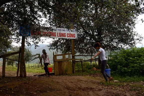 Để có nước sinh hoạt, các cô phải dậy sớm ra suối xách nước.