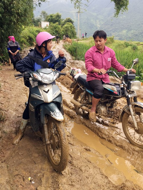 Chiếc xe đã không thể vượt qua được con đường lầy lội, trơn trượt bởi sống trâu. Cô Dương đã phải bỏ xe lại đi bộ lên trường. Chiếc xe đã không thể vượt qua được con đường lầy lội, trơn trượt bởi sống trâu. Cô Dương đã phải bỏ xe lại đi bộ lên trường.