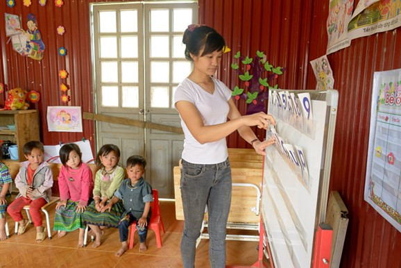 Cô Kiều vẫn miệt mài giảng dạy bên những "đứa con" thơ của mình.