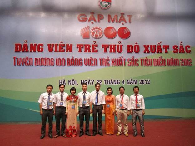 Giảng viên Lê Thị Thùy Vinh tại lễ tuyên dương 100 Đảng viên trẻ xuất sắc tiêu biểu năm 2012