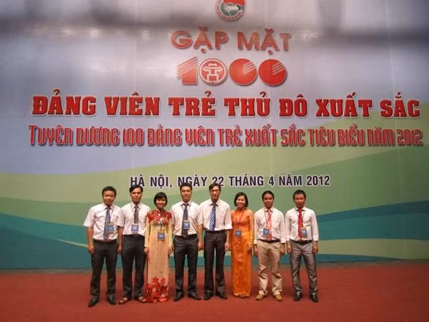 Giảng viên Lê Thị Thùy Vinh tại lễ tuyên dương 100 Đảng viên trẻ xuất sắc tiêu biểu năm 2012