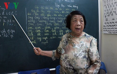 Cô giáo Nguyễn Thị Côi (75 tuổi) đang giảng bài cho học sinh. Ảnh: VOV Cô giáo Nguyễn Thị Côi (75 tuổi) đang giảng bài cho học sinh. Ảnh: VOV