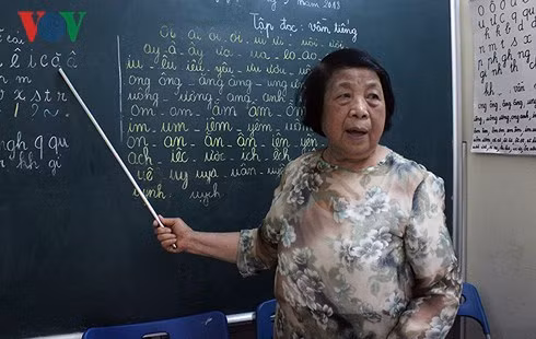Cô giáo Nguyễn Thị Côi (75 tuổi) đang giảng bài cho học sinh. Ảnh: VOV